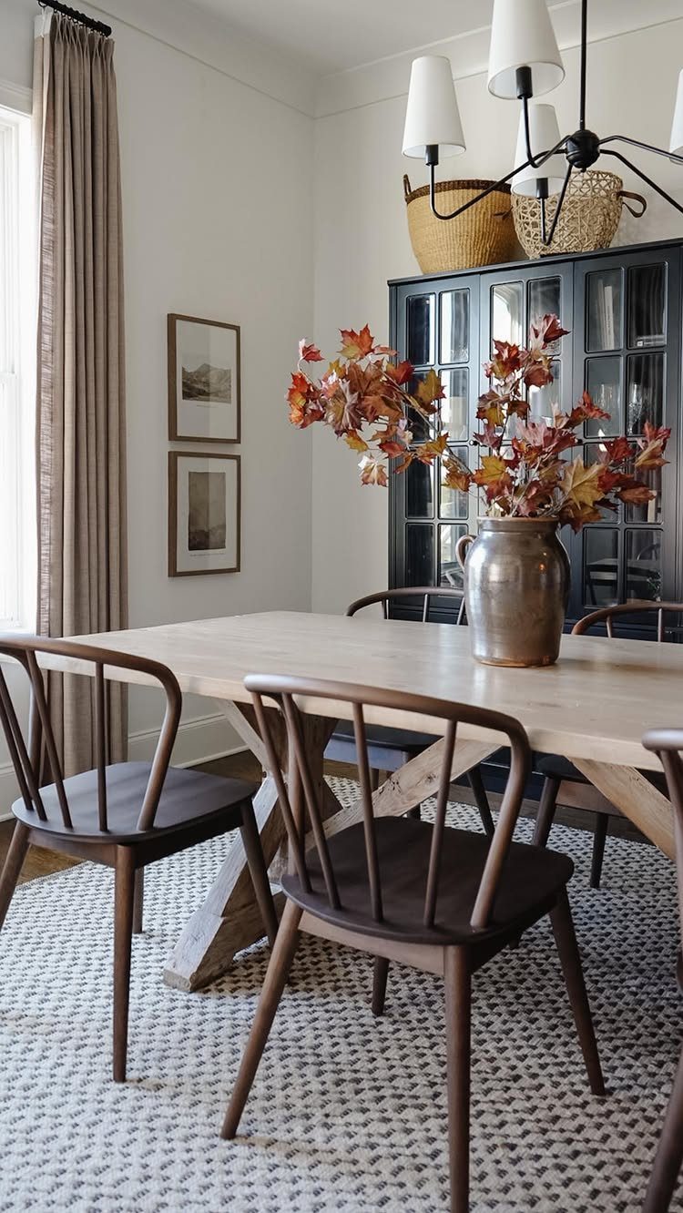 DIY Kitchen Chairs: 6 Ideas for Wood and Upholstery 6 Dark brown wooden wishbone chairs around a light wood dining table in a room.