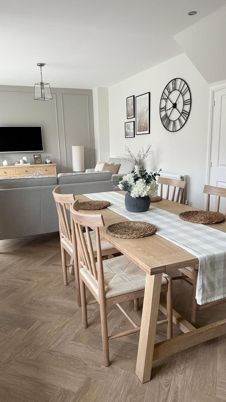 DIY Kitchen Chairs: 6 Ideas for Wood and Upholstery 5 Wooden dining table and chairs with woven seats in a bright modern room