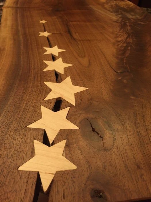 Inlays in Wood: 9 Ideas for Veneer, Resin and Metal 9 Light wooden star inlays embedded in a natural crack of a dark wood slab