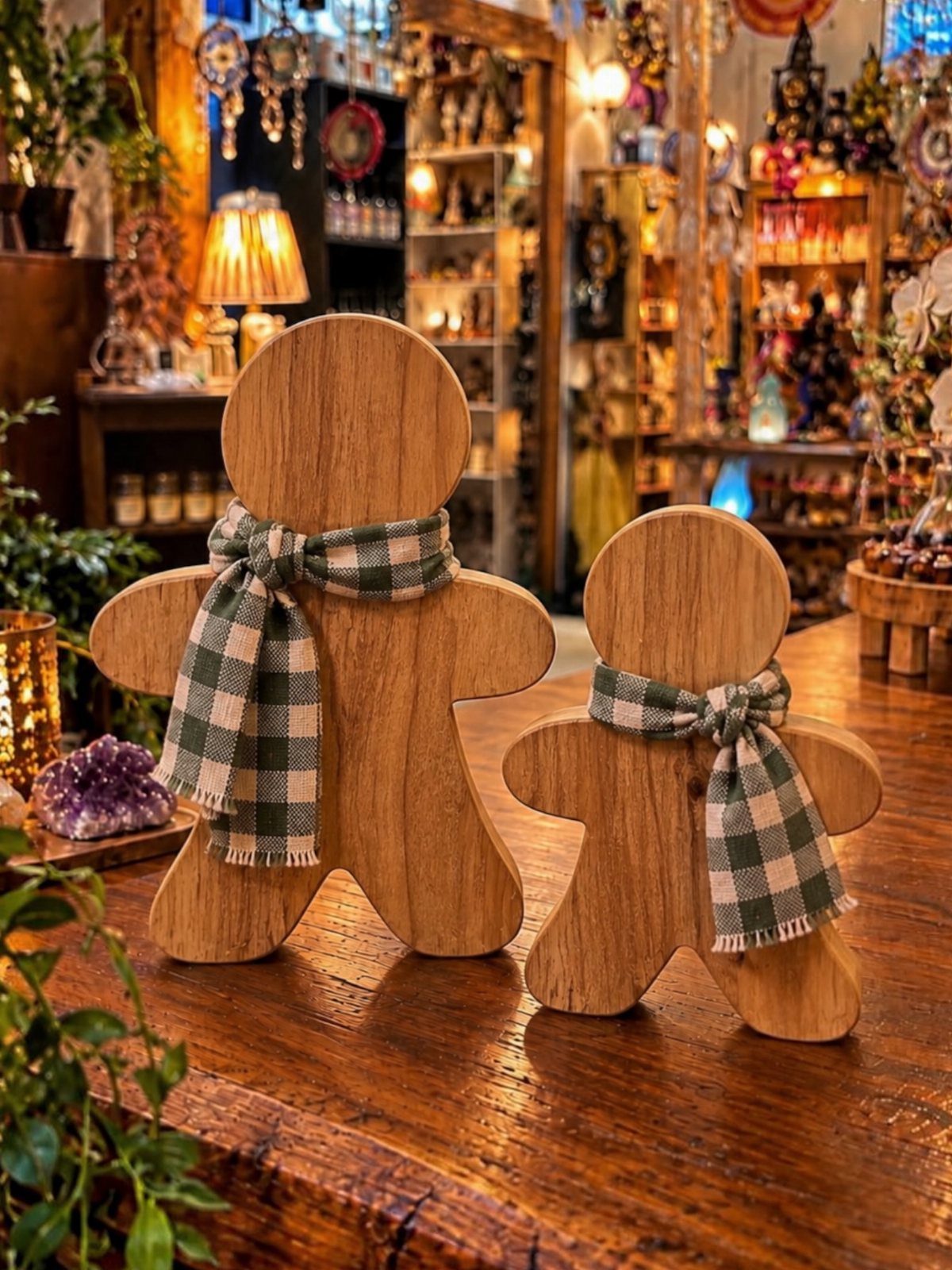 21 Pallet Wood DIY Projects for Home, Holidays and Yard 11 Two wooden gingerbread man figures wearing checkered scarves on a rustic wooden table.