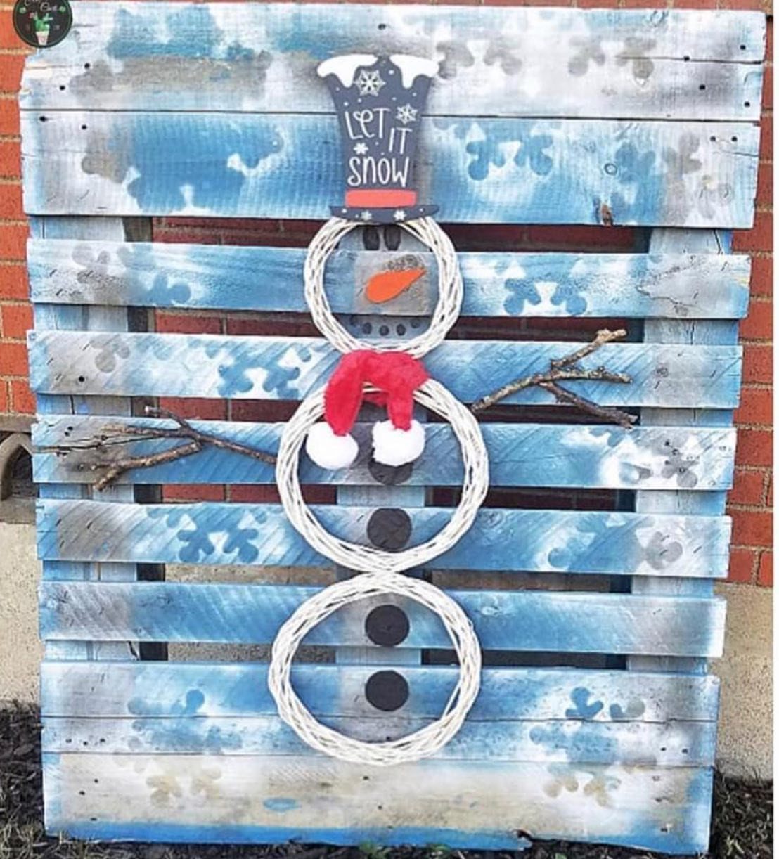21 Pallet Wood DIY Projects for Home, Holidays and Yard 12 Pallet snowman decoration with blue background, white rings, and a festive top hat.