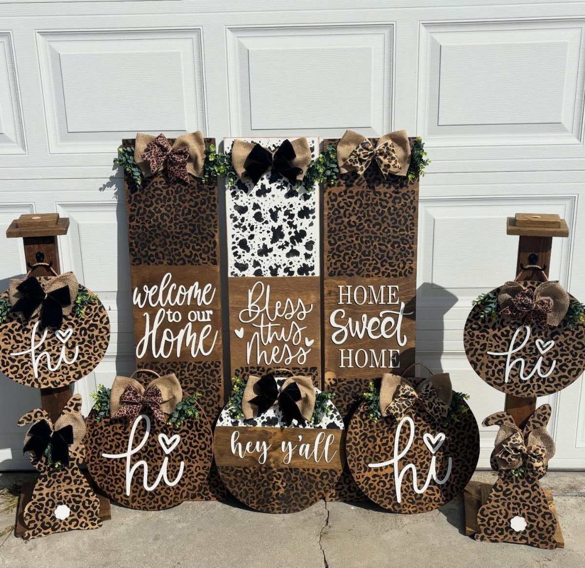 24 Summer Wood Projects for Beginners and Weekend Builders 6 Wooden welcome porch signs with leopard print and burlap bows against a white door.
