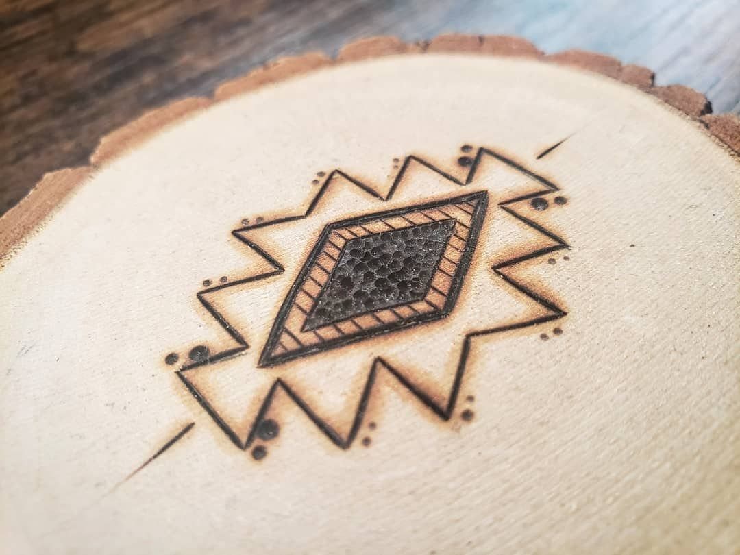 12 Wood Burn Designs for Beginners: Strokes and Patterns 6 Pyrography design on a wood slice featuring a bold zig-zag border and stippled center.