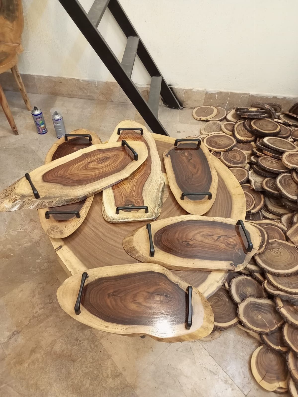 14 Wood Ideas to Sell: Easy Projects for Craft Fairs 13 Wooden live-edge trinket trays with black handles on a large wood slab.