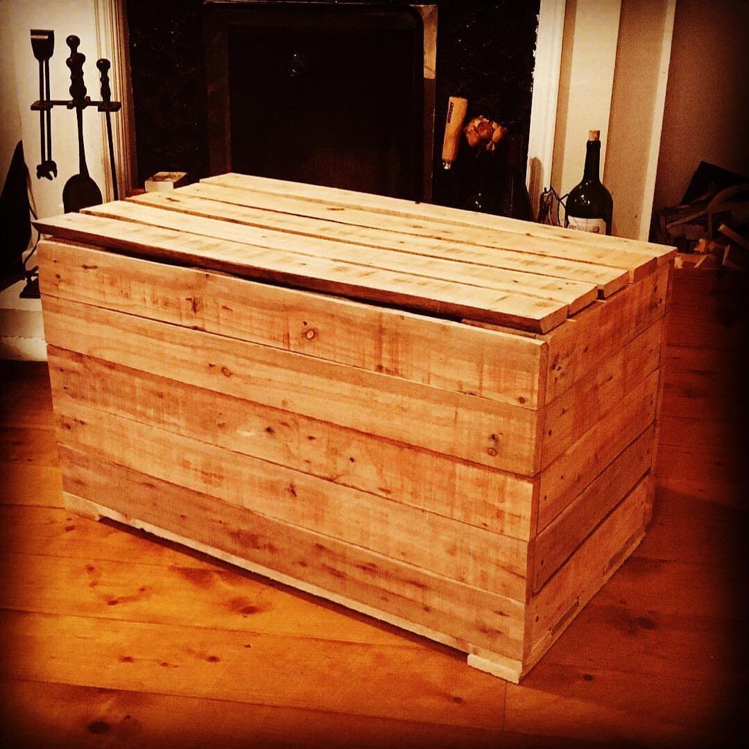 17 Wood Pallet Projects for Furniture, Decor, and Garden 13 Wooden pallet storage chest with a lid sitting on a hardwood floor.