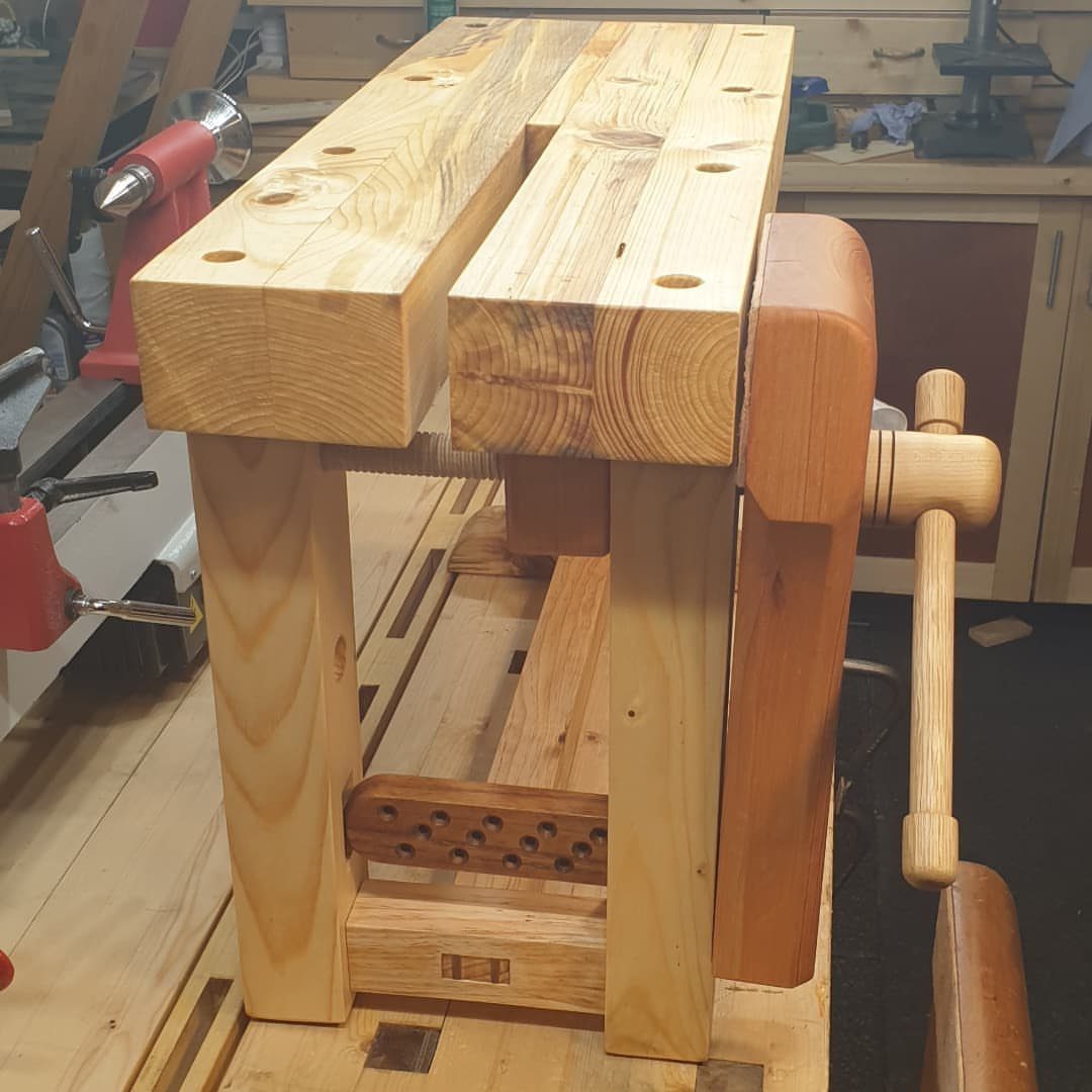 5 Woodworking End Vise Ideas for Your Workbench 2 Wooden woodworking workbench featuring a large wooden end vise and screw mechanism.